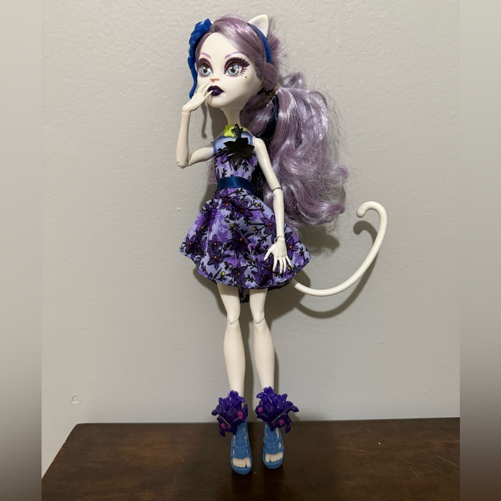 Monster High Catrine DeMew - Gloom and Bloom
